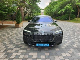 BMW i7