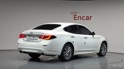 Infiniti Q70
