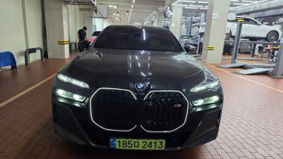 BMW i7