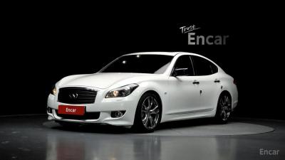 Infiniti M