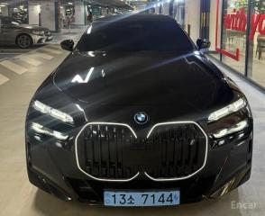 BMW i7