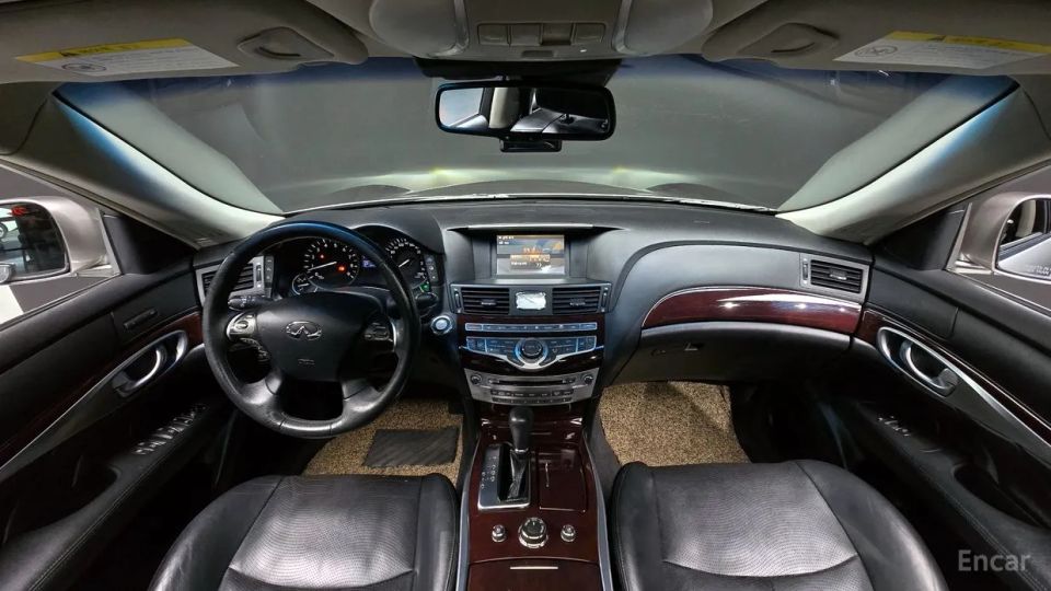 Infiniti M