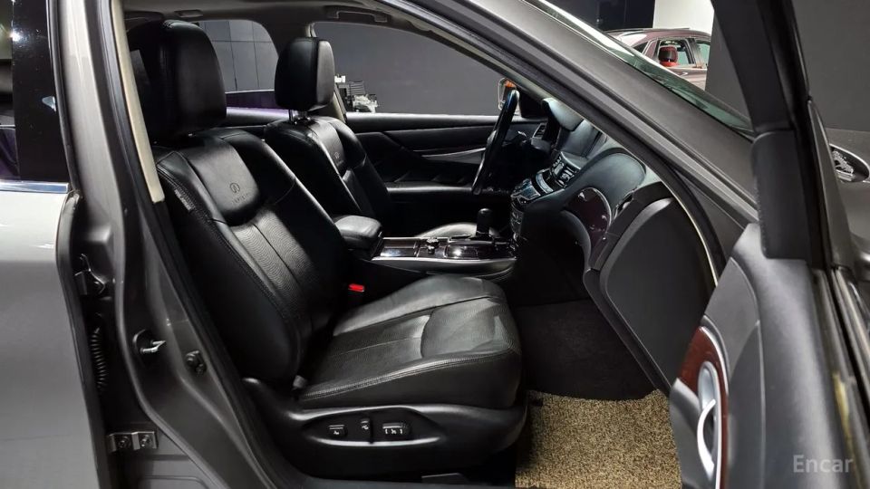 Infiniti M