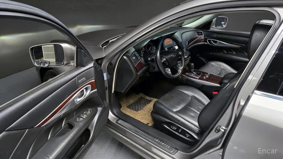 Infiniti M