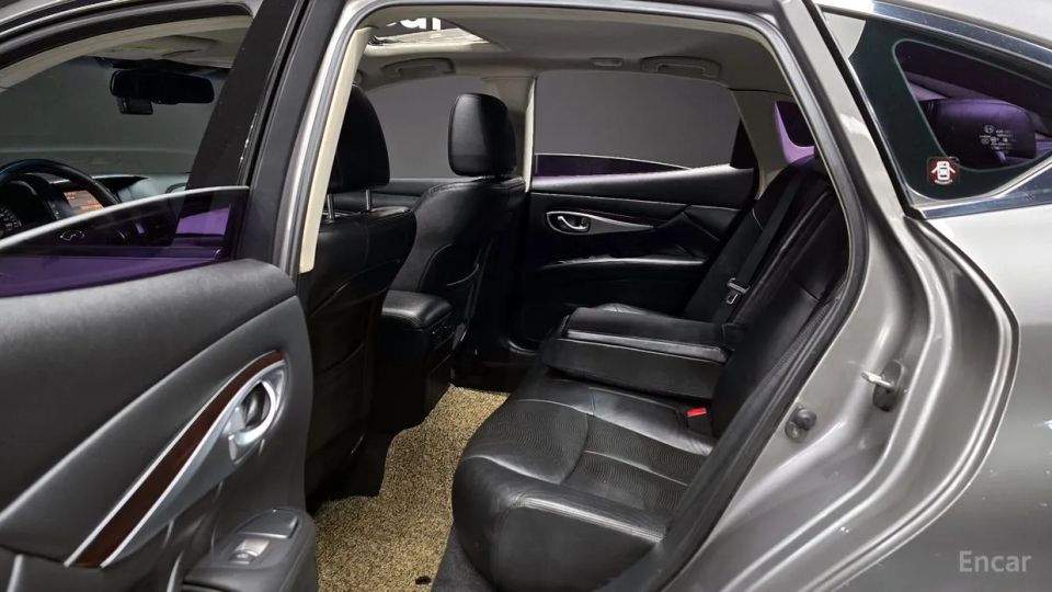 Infiniti M