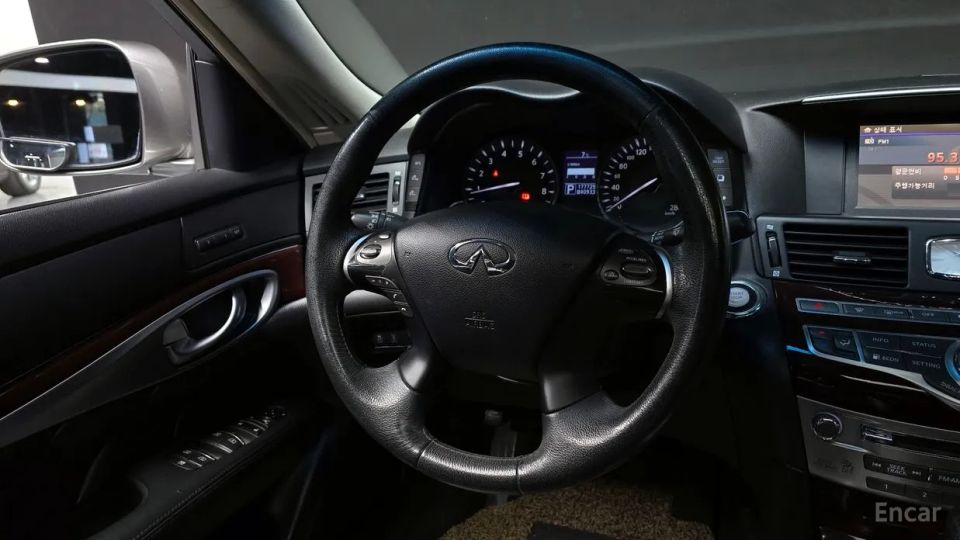 Infiniti M