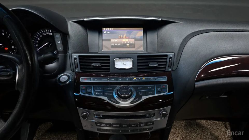 Infiniti M