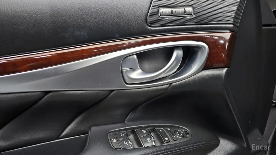 Infiniti M