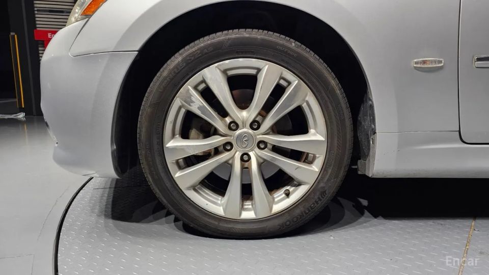 Infiniti M