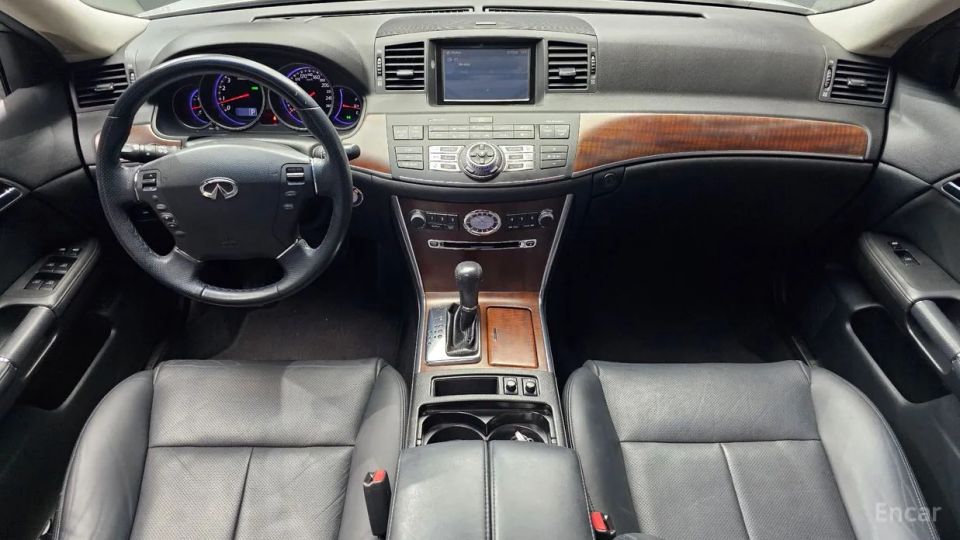 Infiniti M