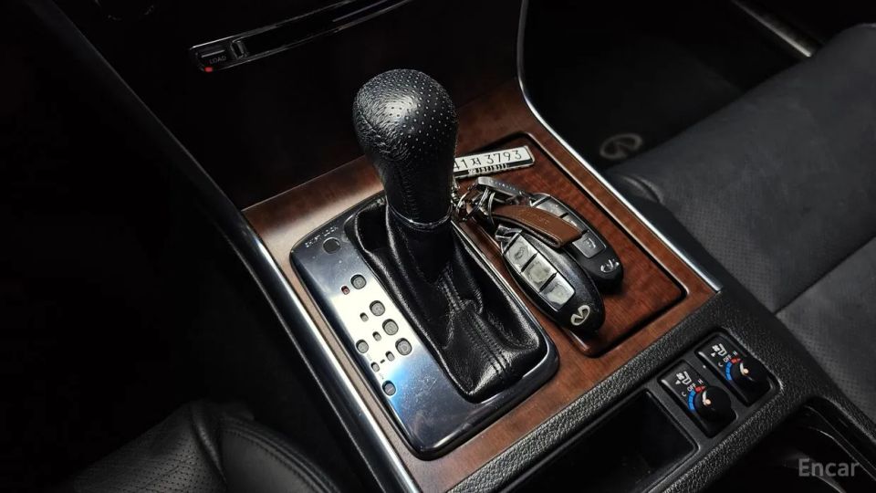 Infiniti M
