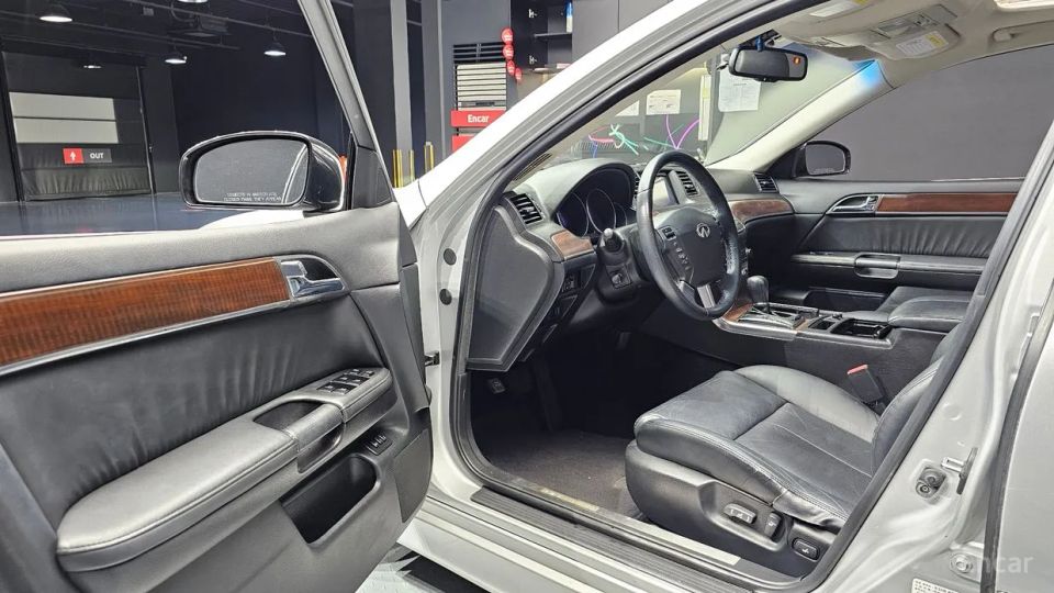 Infiniti M