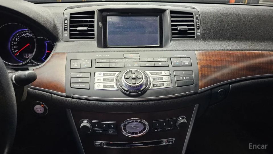 Infiniti M