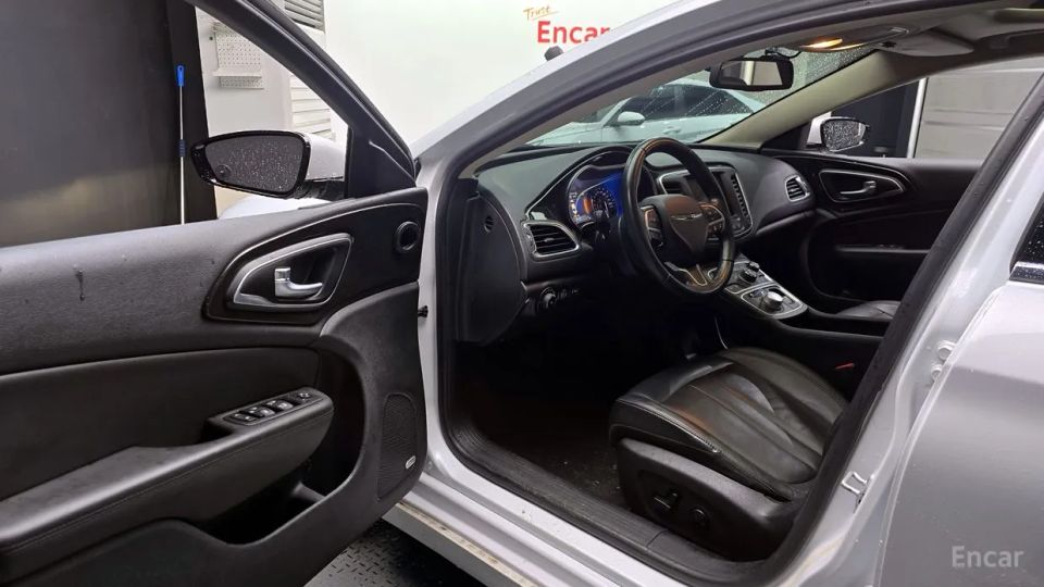 Chrysler 200