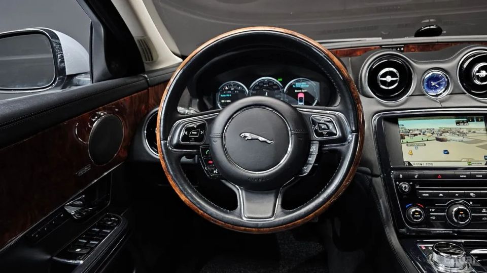 Jaguar XJ