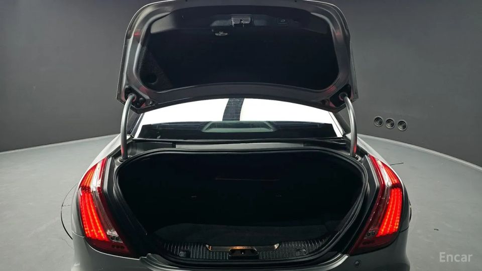 Jaguar XJ