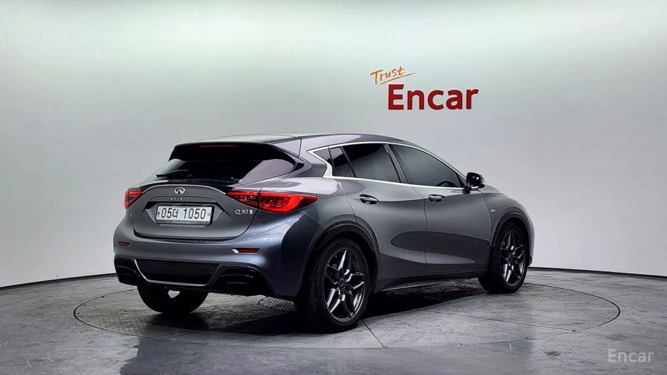 Infiniti Q30