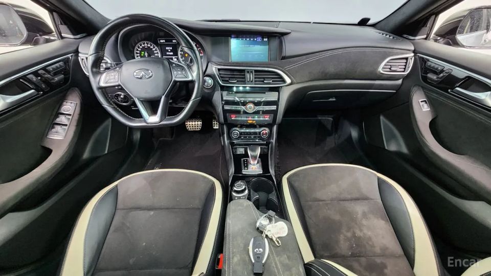 Infiniti Q30