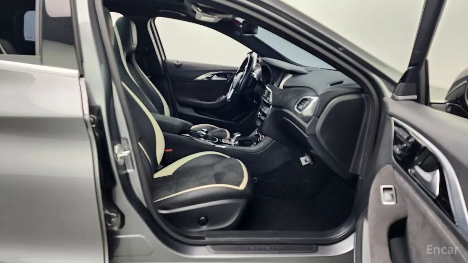 Infiniti Q30