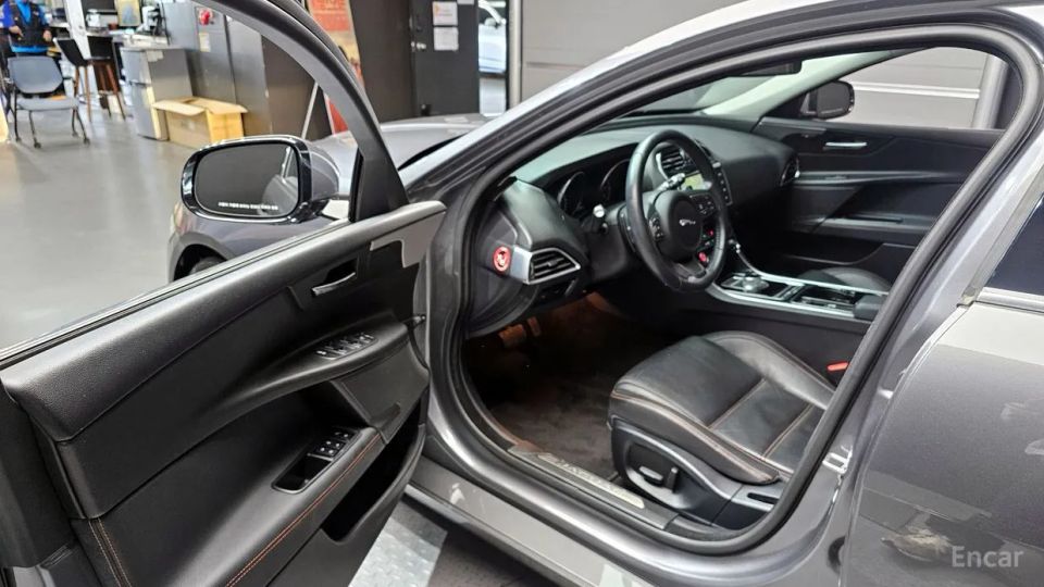 Jaguar XE