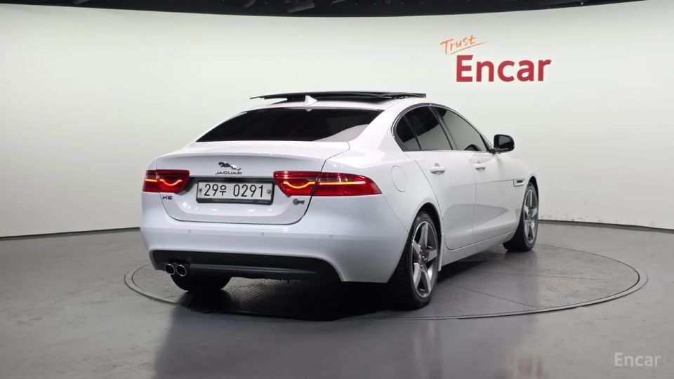 Jaguar XE