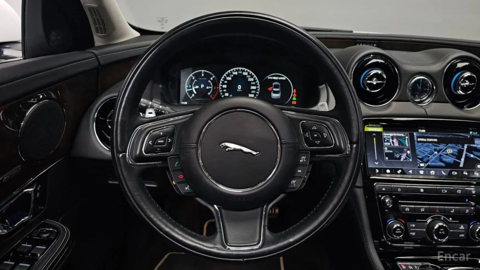 Jaguar XJ