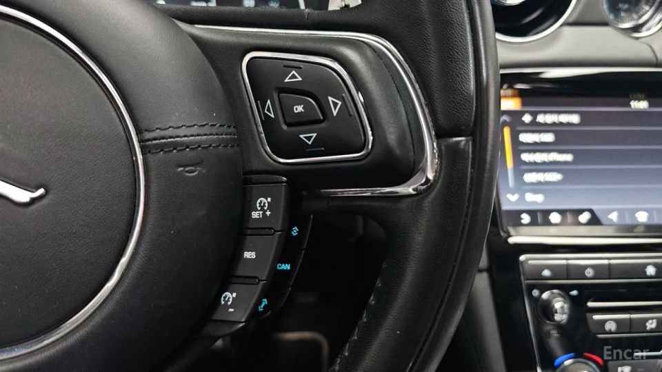 Jaguar XJ