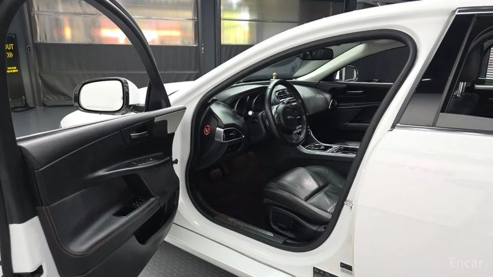 Jaguar XE