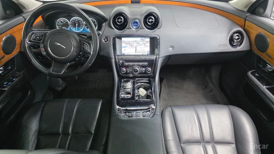 Jaguar XJ
