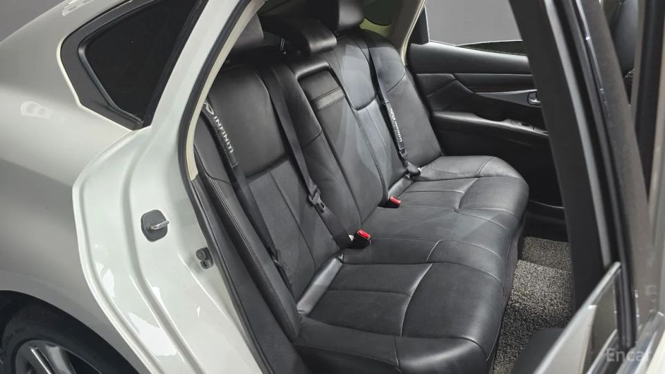 Infiniti Q70