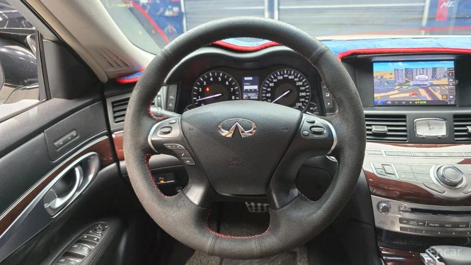 Infiniti Q70