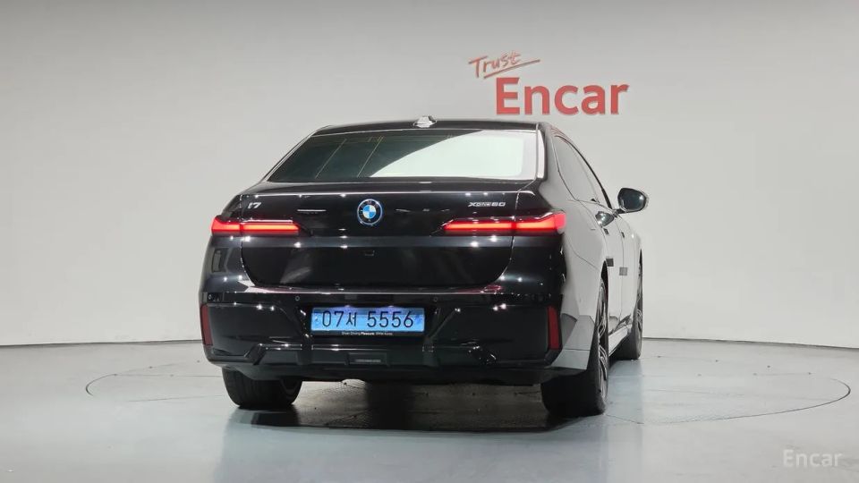 BMW i7