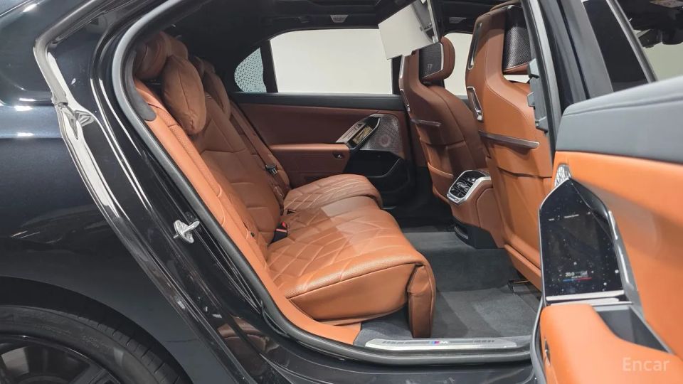 BMW i7