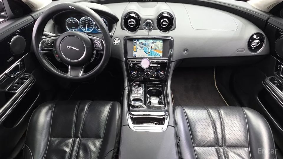 Jaguar XJ