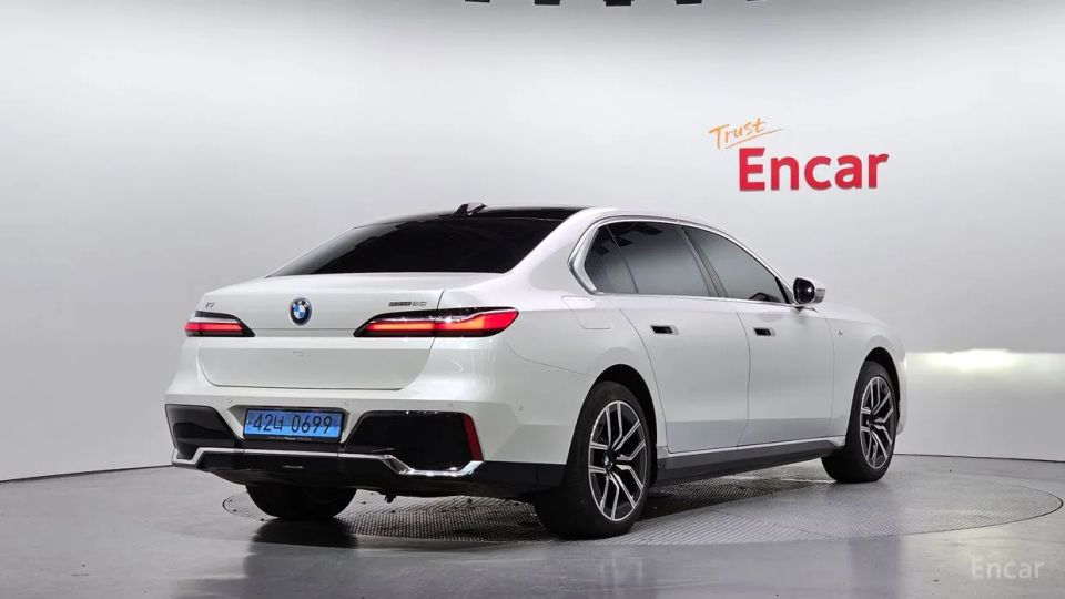 BMW i7