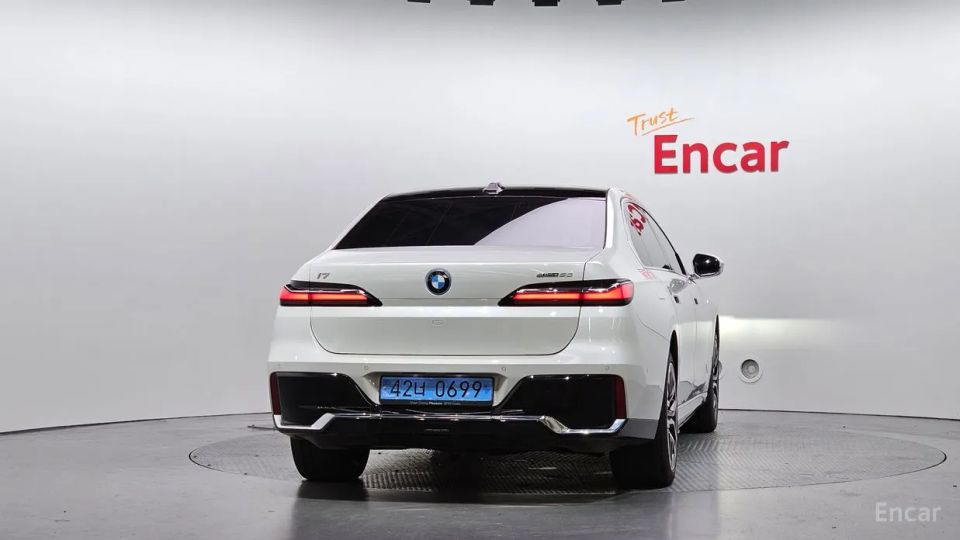 BMW i7