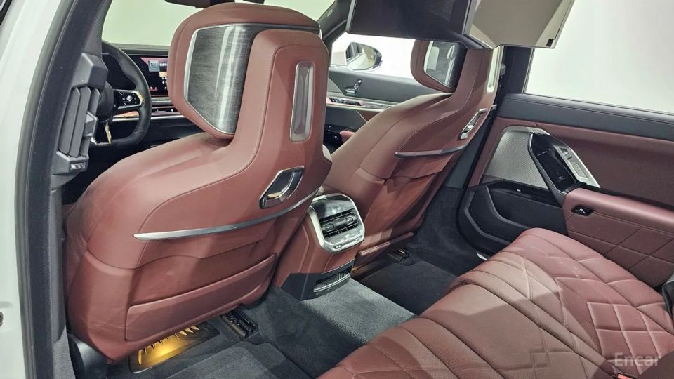 BMW i7