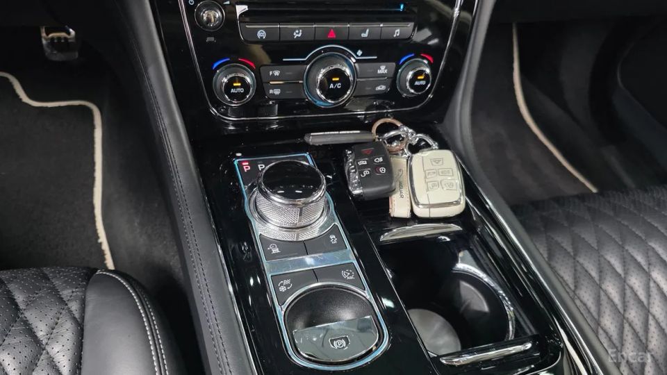 Jaguar XJ