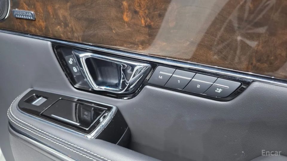 Jaguar XJ