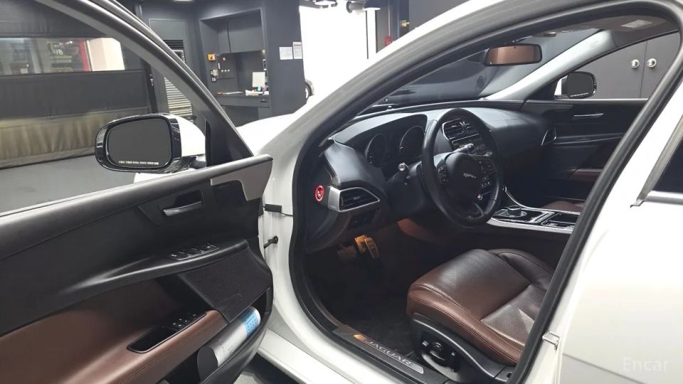 Jaguar XE