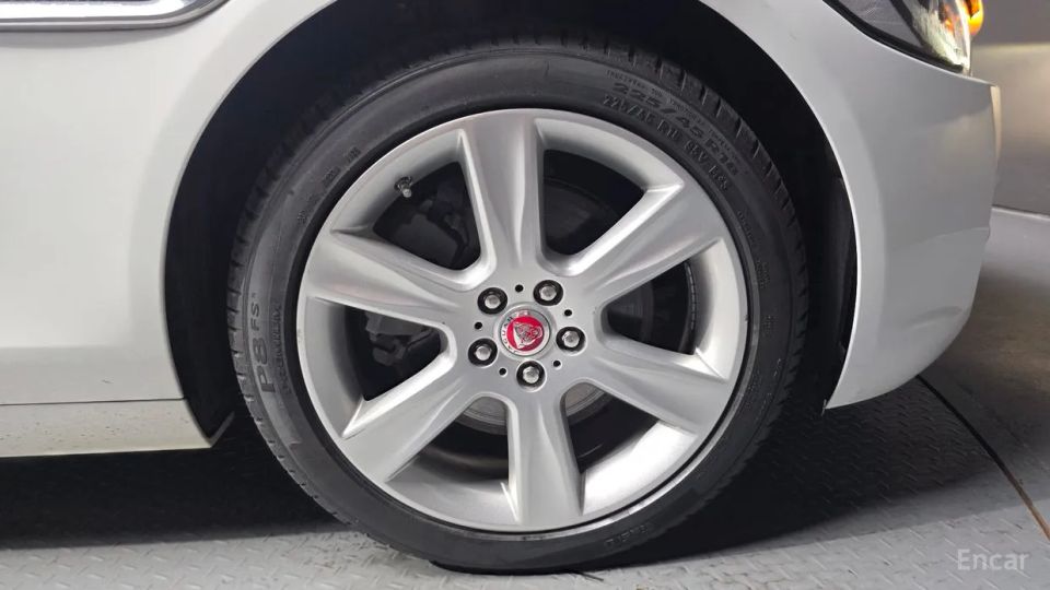 Jaguar XE