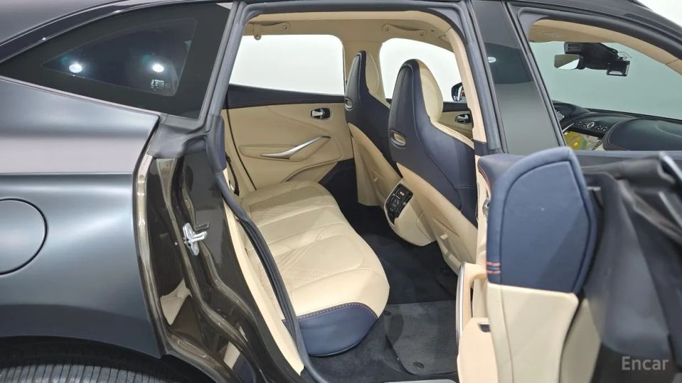 Astonmartin DBX