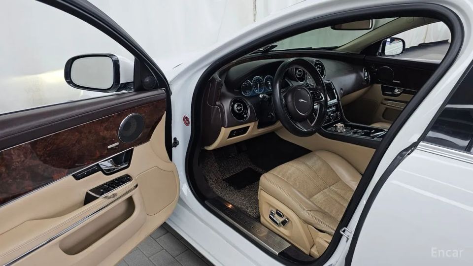 Jaguar XJ