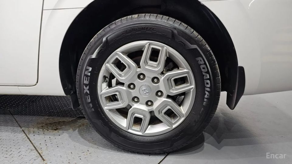 Hyundai Staria