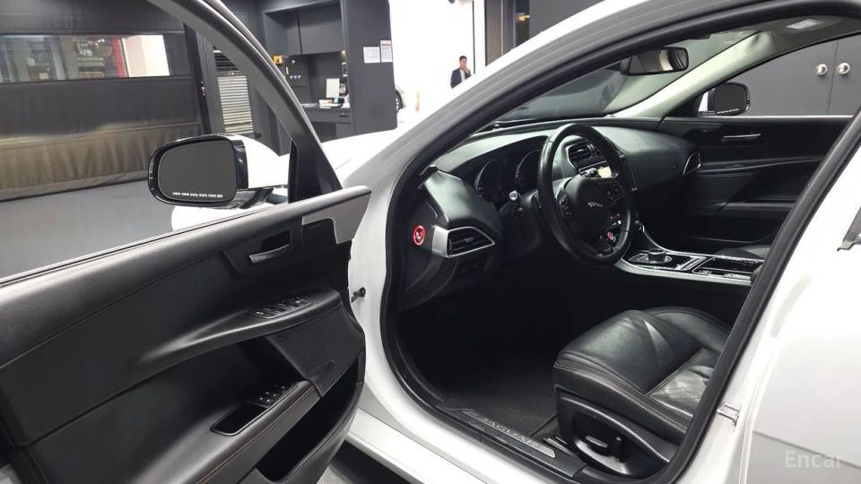 Jaguar XE