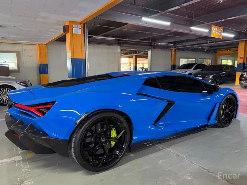 Lamborghini Revuelto