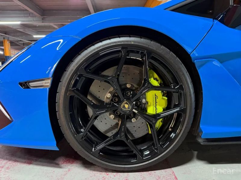 Lamborghini Revuelto