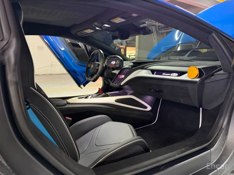 Lamborghini Revuelto