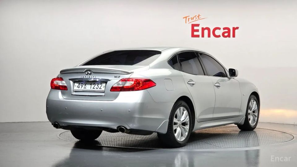 Infiniti M