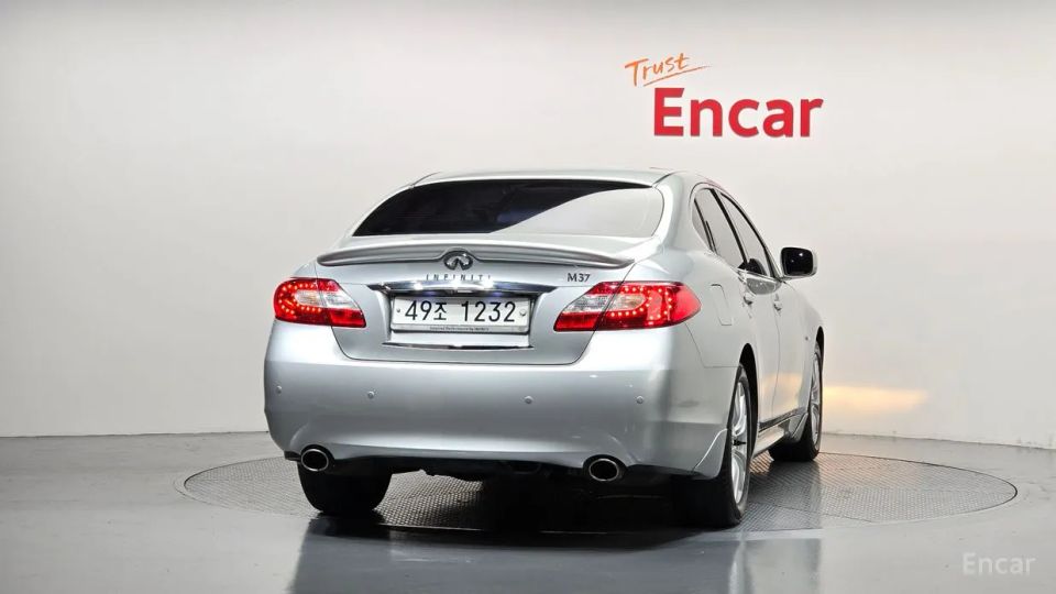 Infiniti M